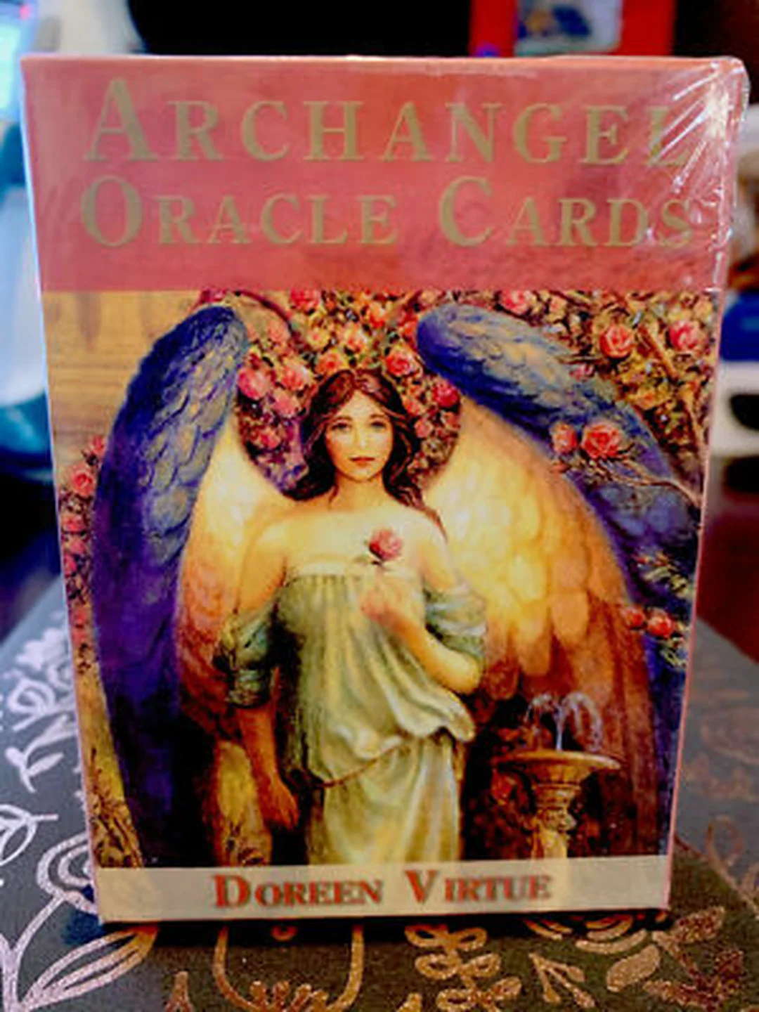 archangel oracle cards hộp bài trên nền đen