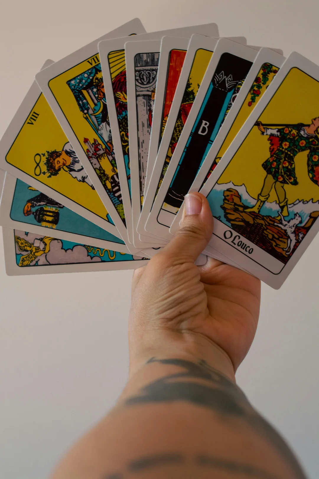 bài tarot cho người mới học với lá Rider Waite cầm trên tay