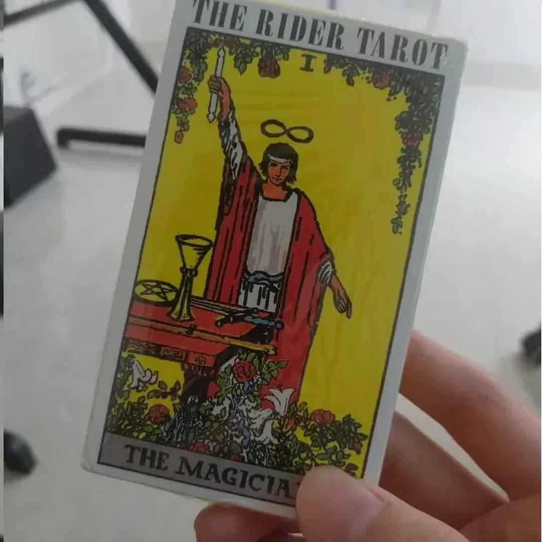 bài tarot mạ vàng dễ trầy nếu xào mạnh và bảo quản sai