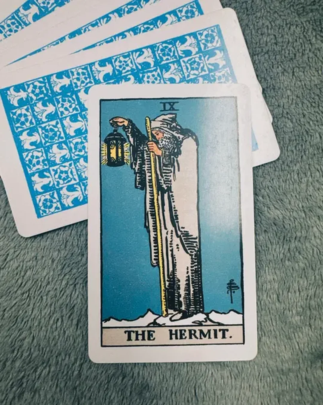 bài tarot the hermit phong cách minh họa cổ điển