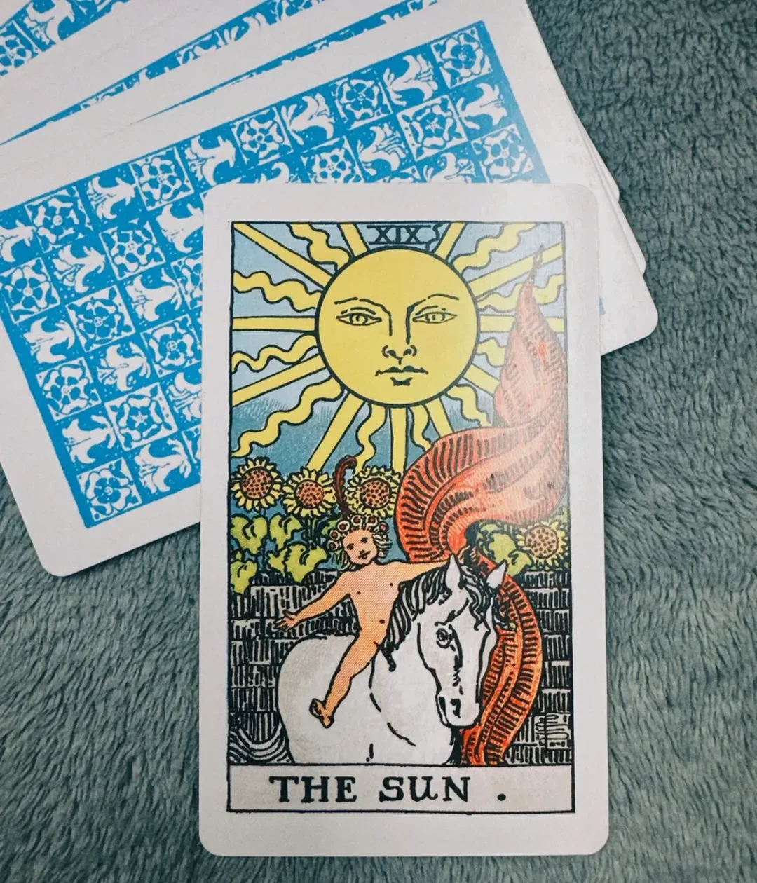 bài tarot the sun với mặt trời rực sáng và năng lượng tích cực
