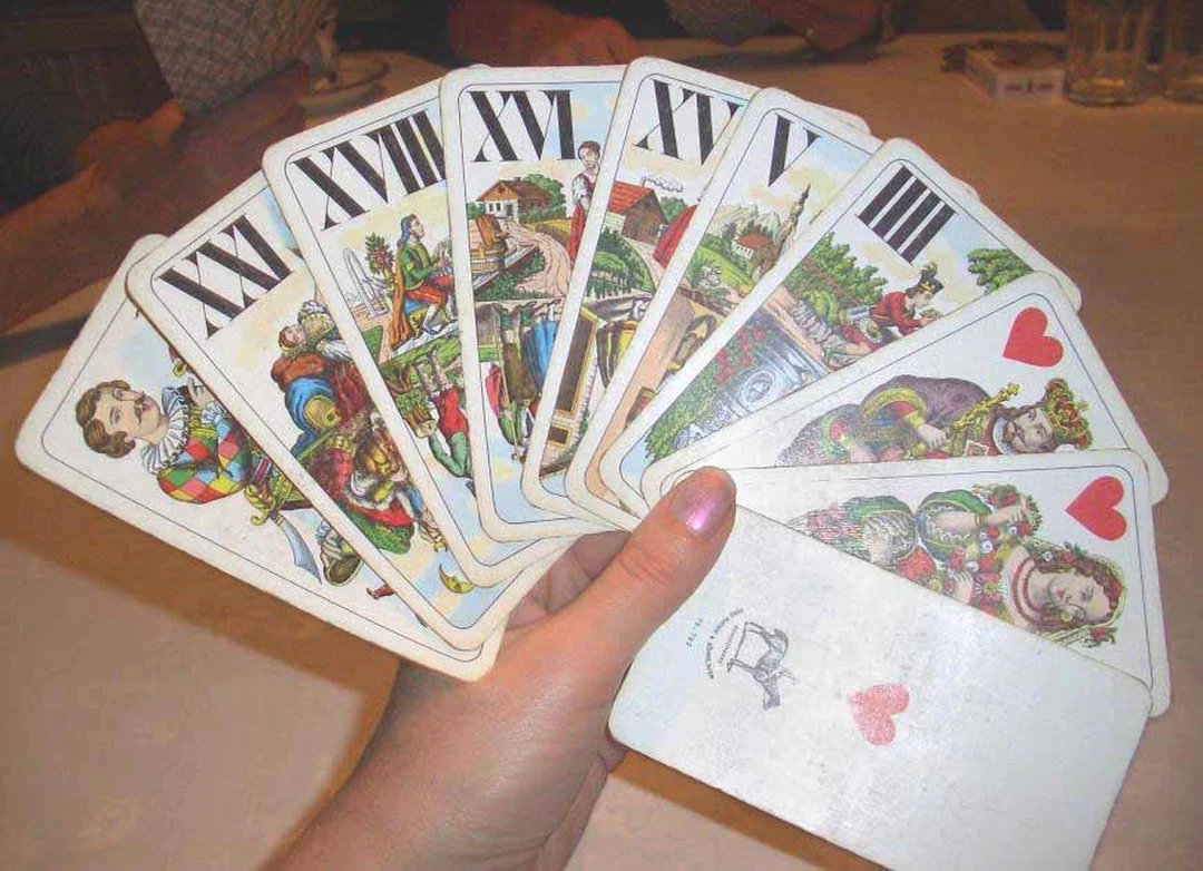 bài tarot wiki minh họa người chơi cầm bài Tarot