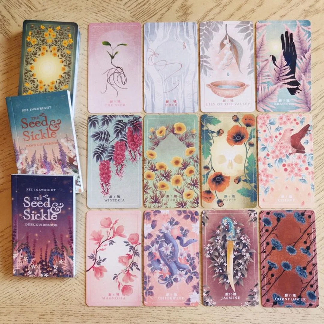 bán bài tarot với bộ bài The Seed and Sickle trải trên bàn