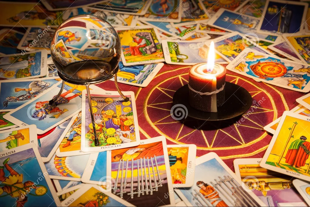 bí ẩn bài tarot trong trải bài thực tế
