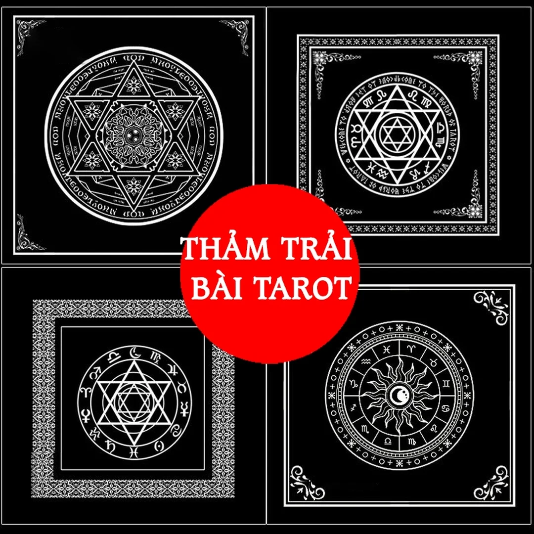 bộ bài tarot đặt trên bàn khi xem online