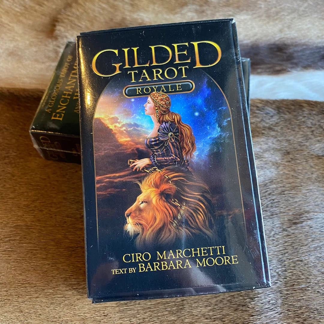 Bộ gilded tarot royale chụp trên bàn với hộp và lá bài