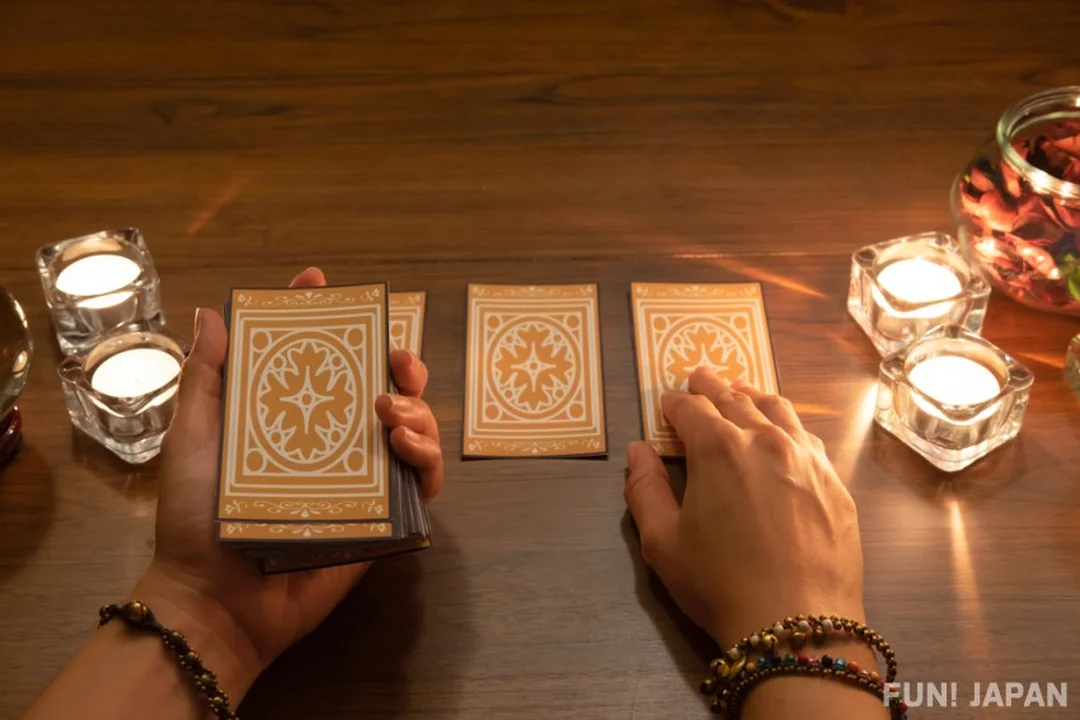 bói bài tarot công việc tự trải bài hoặc gặp tarot reader