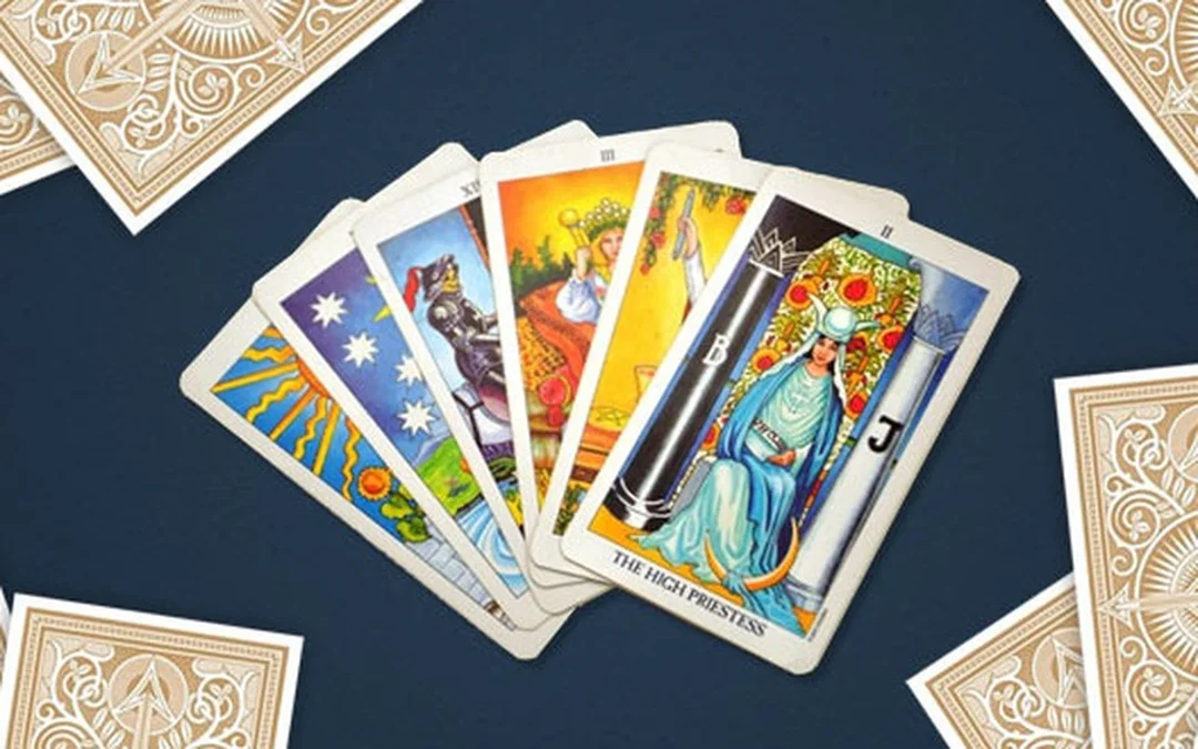 bói bài tarot tình yêu 4 lá với các lá bài úp mở