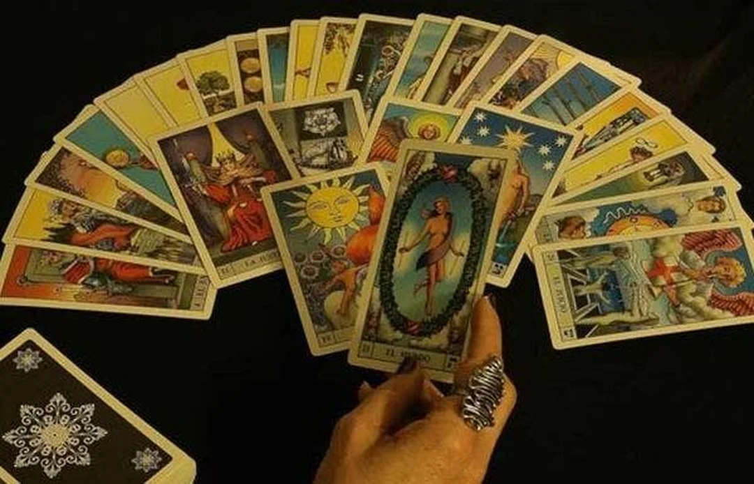 bói bài tarot tình yêu hiện tại với trải bài một lá cho người mới