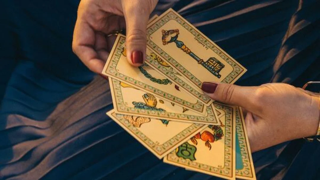 bói tarot công việc với cách đặt câu hỏi rõ ràng