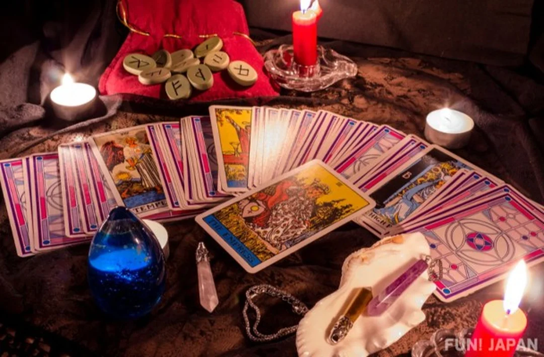 bois bài tarot với nhiều lá bài được mở theo từng vị trí trải