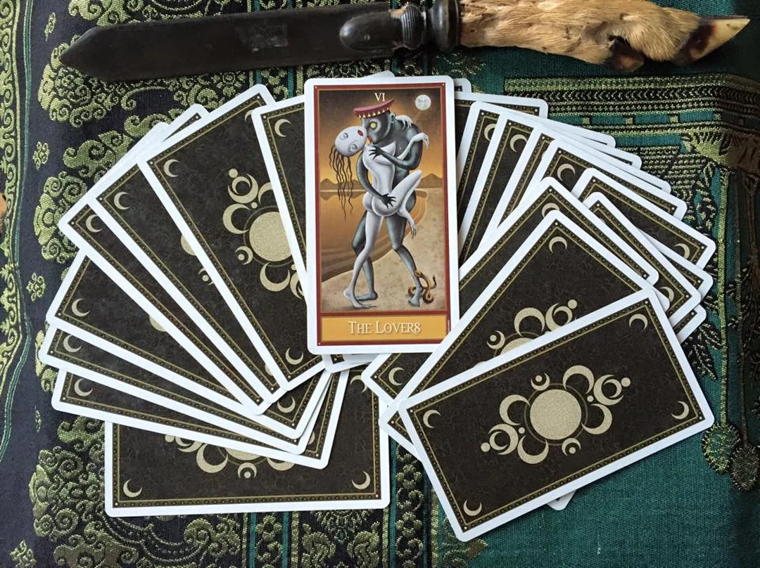 cách xáo bài tarot tránh làm cong cạnh lá bài