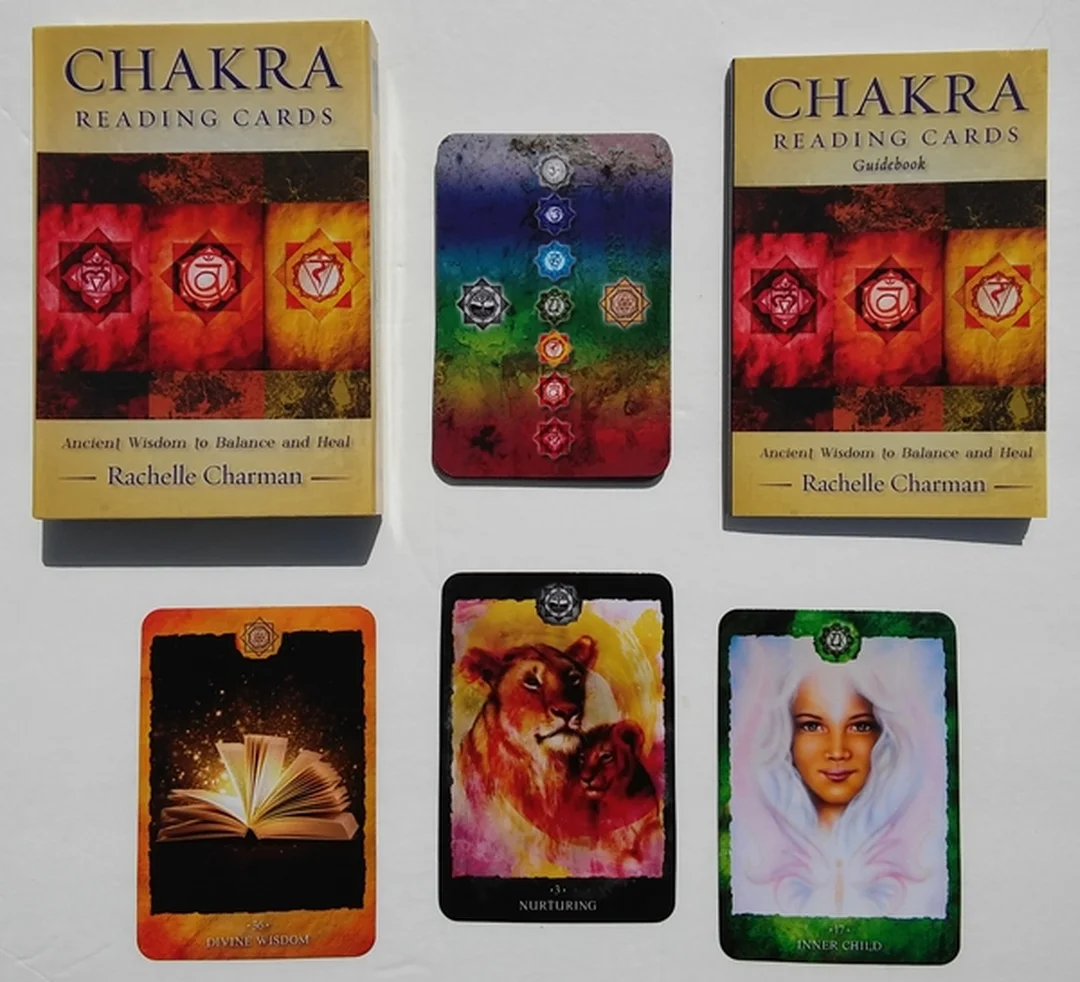 chakra oracle cards với nhiều lá trải trên bàn