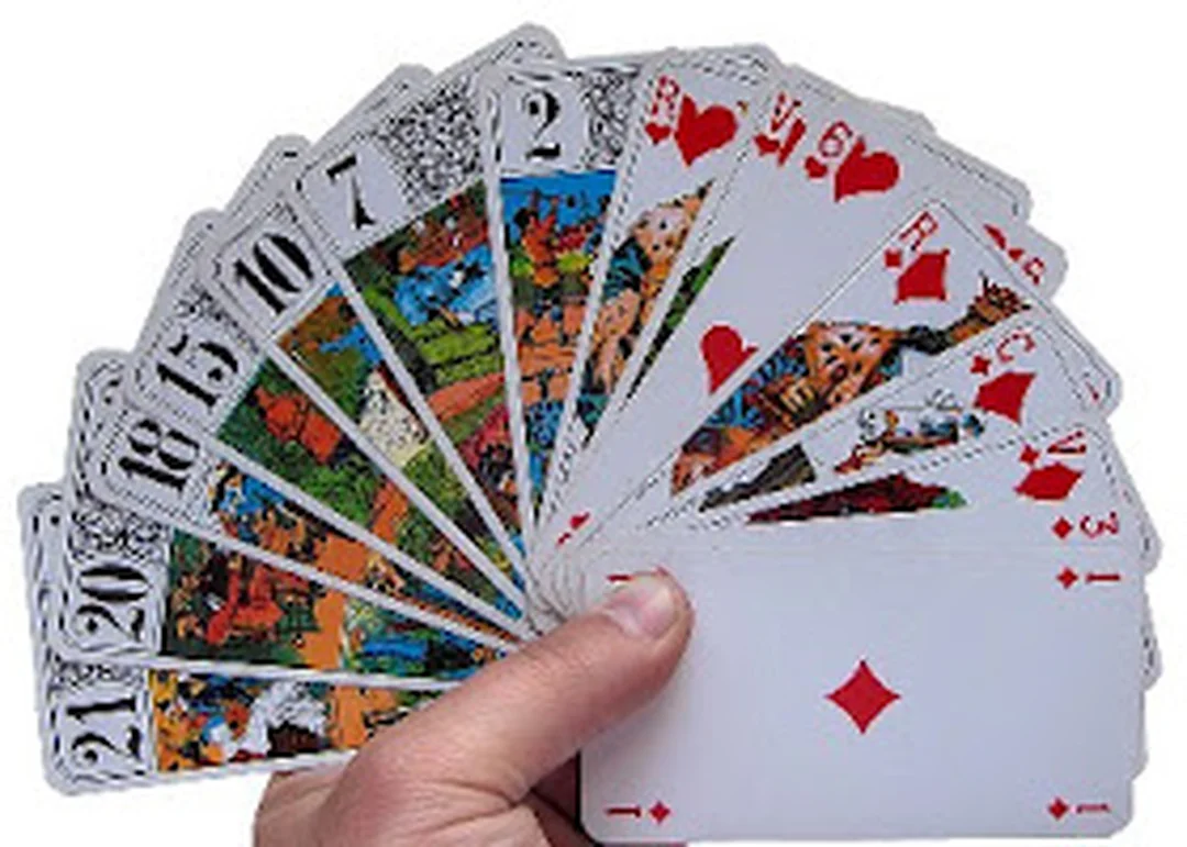 chơi bài tarot với bộ bài truyền thống dùng để học nhập môn