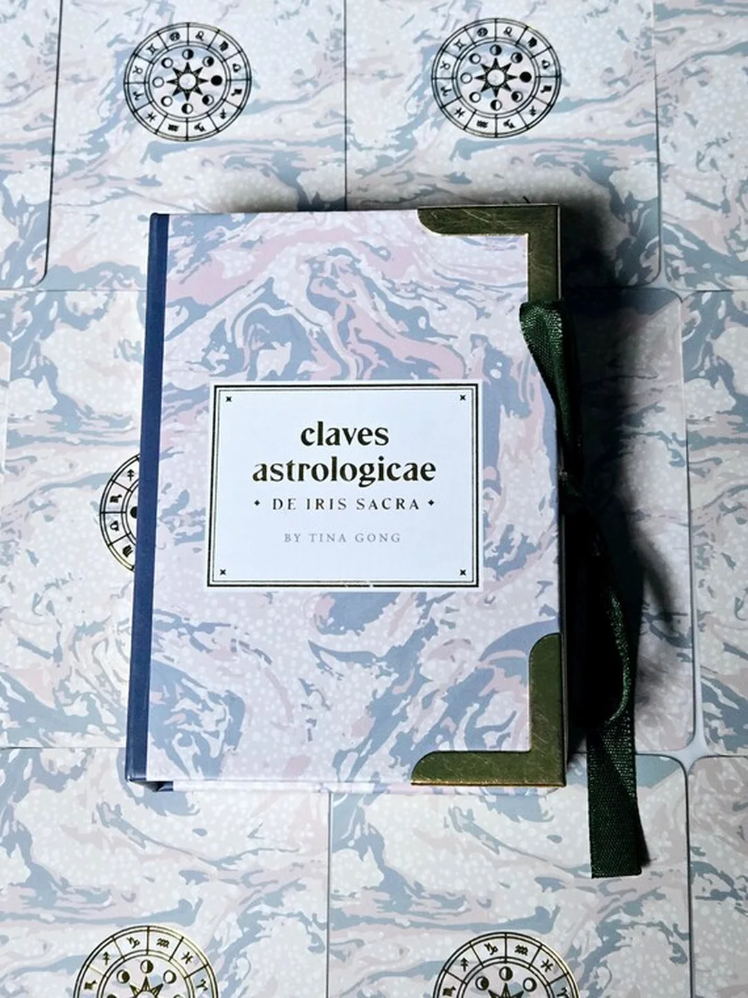 claves astrologicae astrology oracle deck lá bài và cạnh vàng cận cảnh