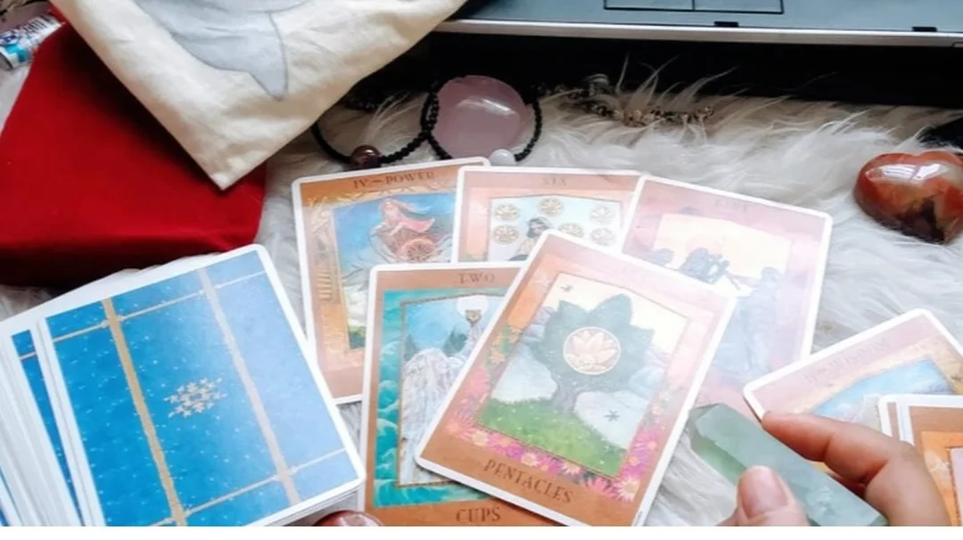 có nên tin vào bài tarot khi hiệu ứng tâm lý khiến trải bài có vẻ đúng