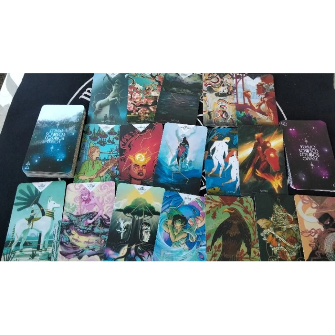 cosmos tarot and oracle deck với các lá bài nhiều màu sắc