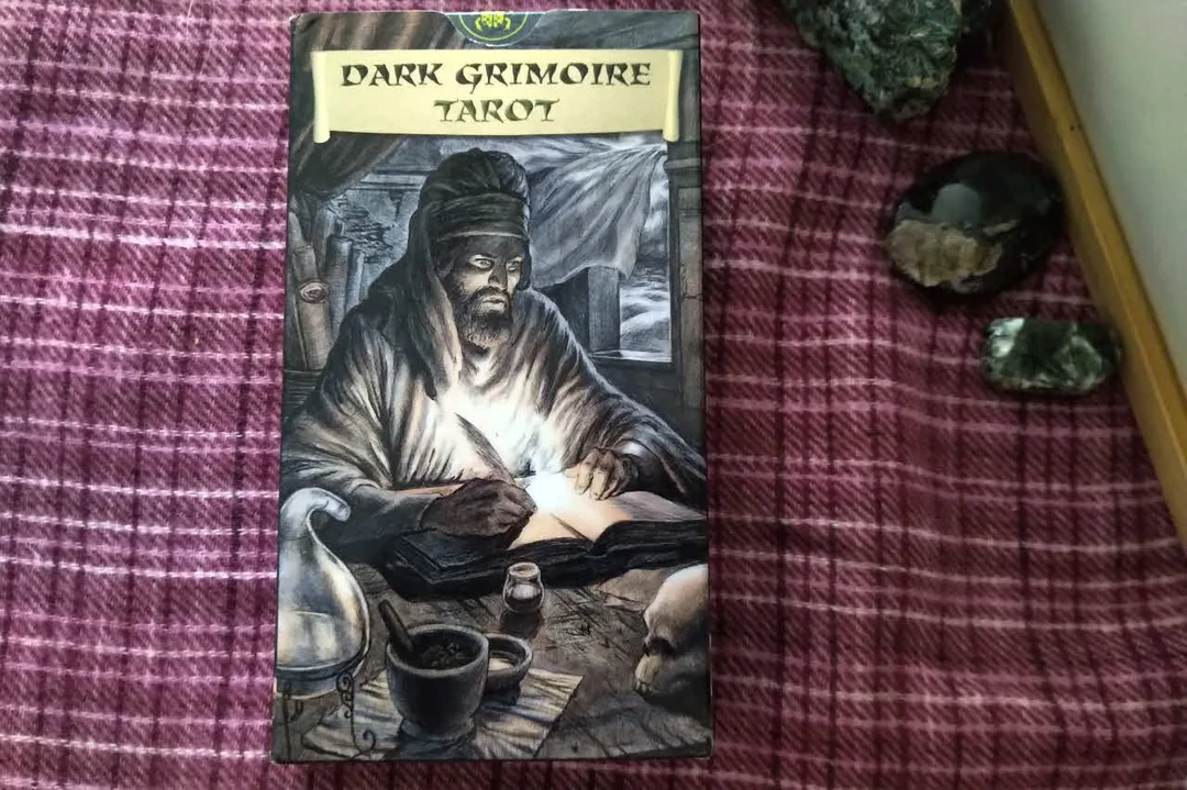 dark grimoire tarot các lá bài trải rộng trên bàn