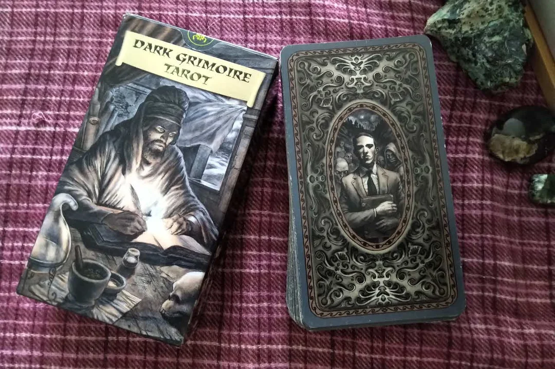 dark grimoire tarot hộp bài và mặt lưng phong cách Lovecraft