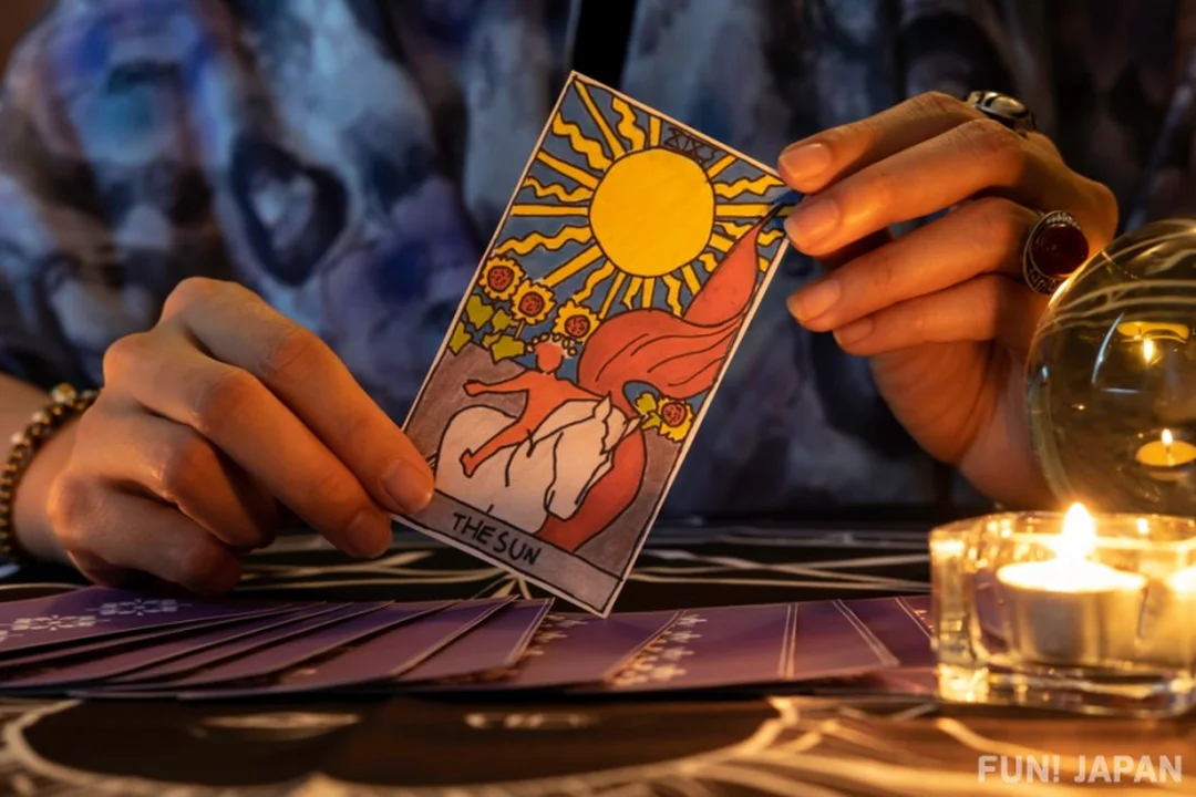 đọc bài tarot là cách diễn giải biểu tượng và trực giác
