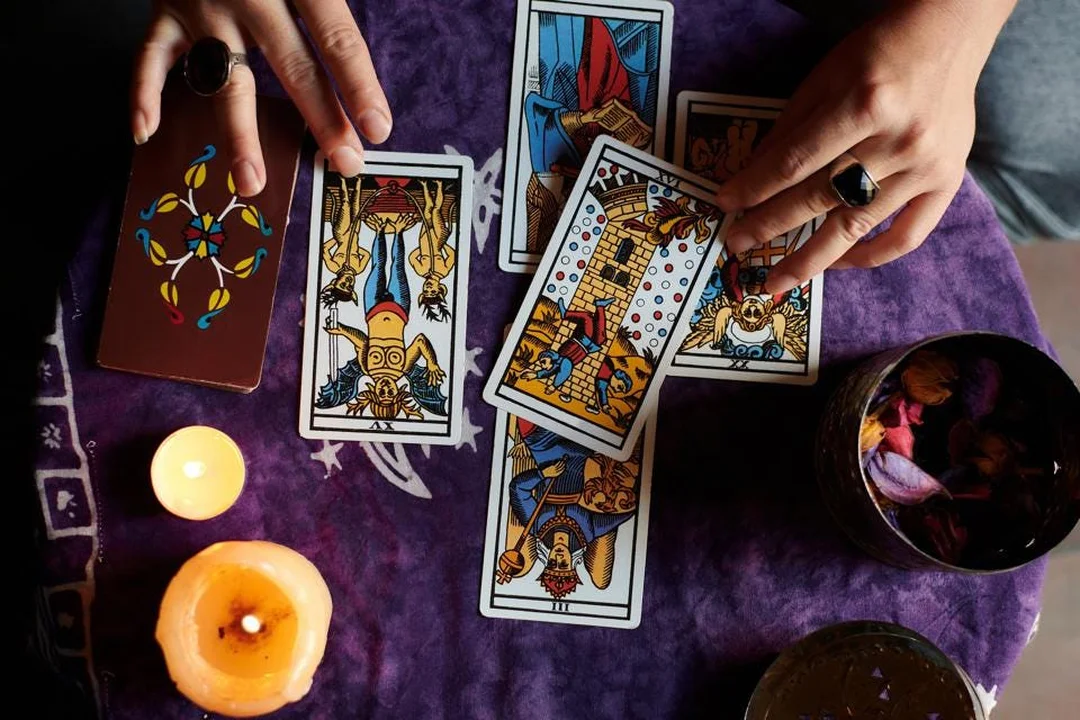 đọc bài tarot tại nhà cần quy trình rõ ràng và ghi chép sau mỗi lần trải