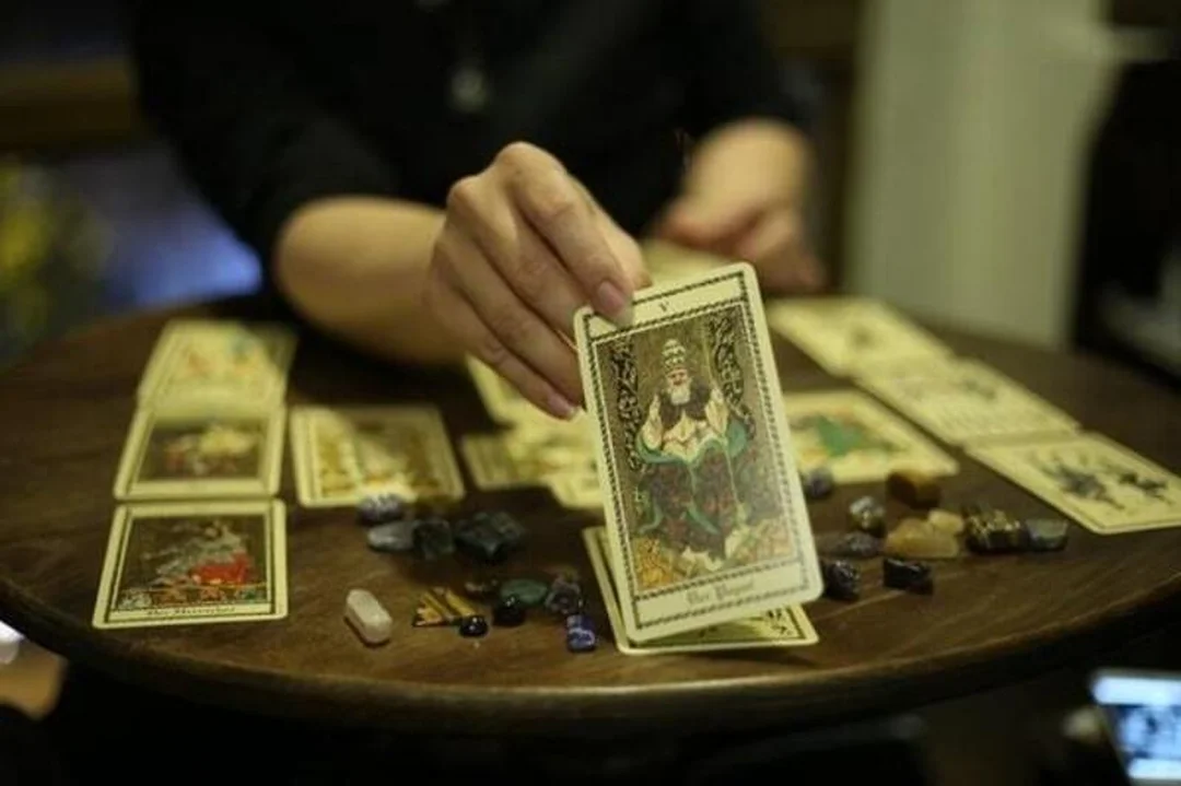 đọc bài tarot với reader phù hợp khi cần góc nhìn khách quan