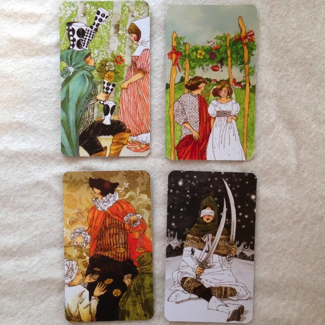 dreaming way tarot các lá bài trải trên nền sáng