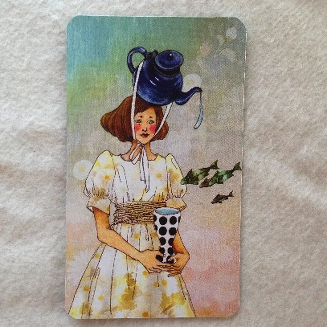 dreaming way tarot lá Page of Cups với biểu tượng ấm trà
