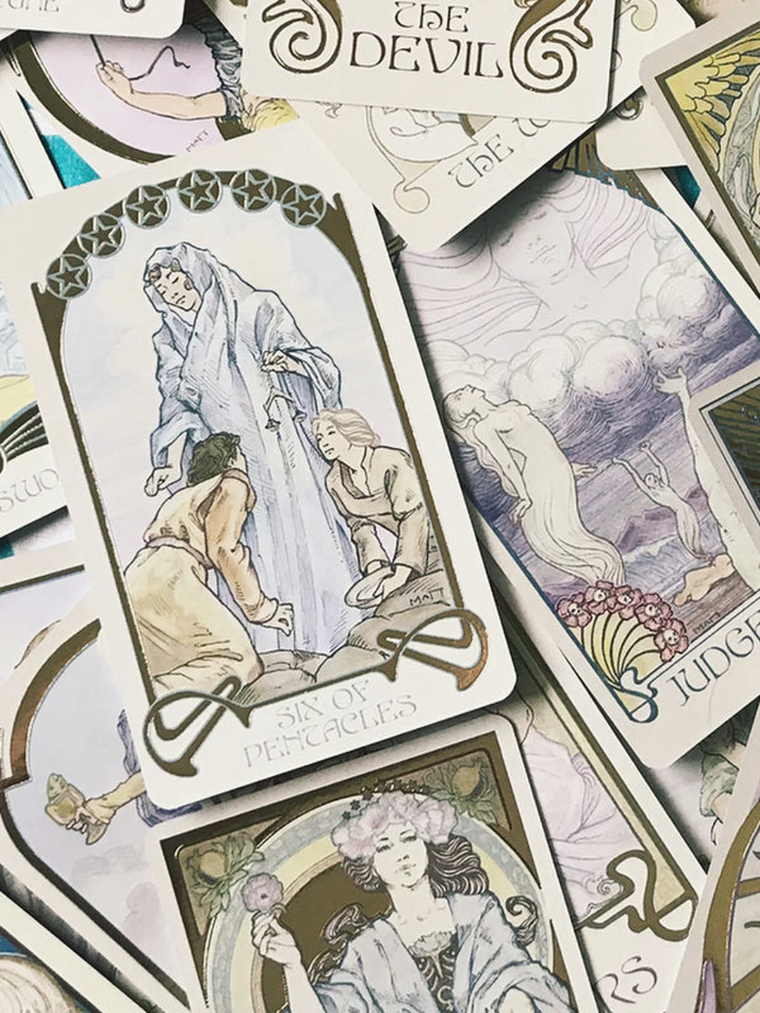 ethereal visions illuminated tarot deck ánh vàng trên lá bài