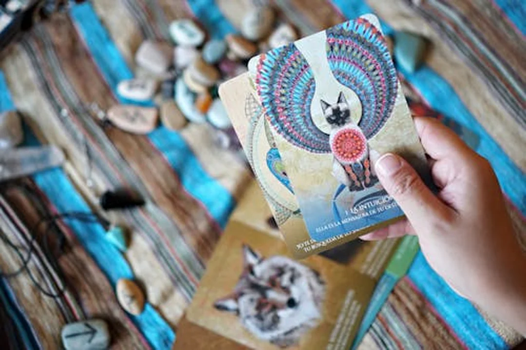 Không gian free oracle card reading với bài và pha lê free oracle card reading với bài Tarot Oracle và pha lê