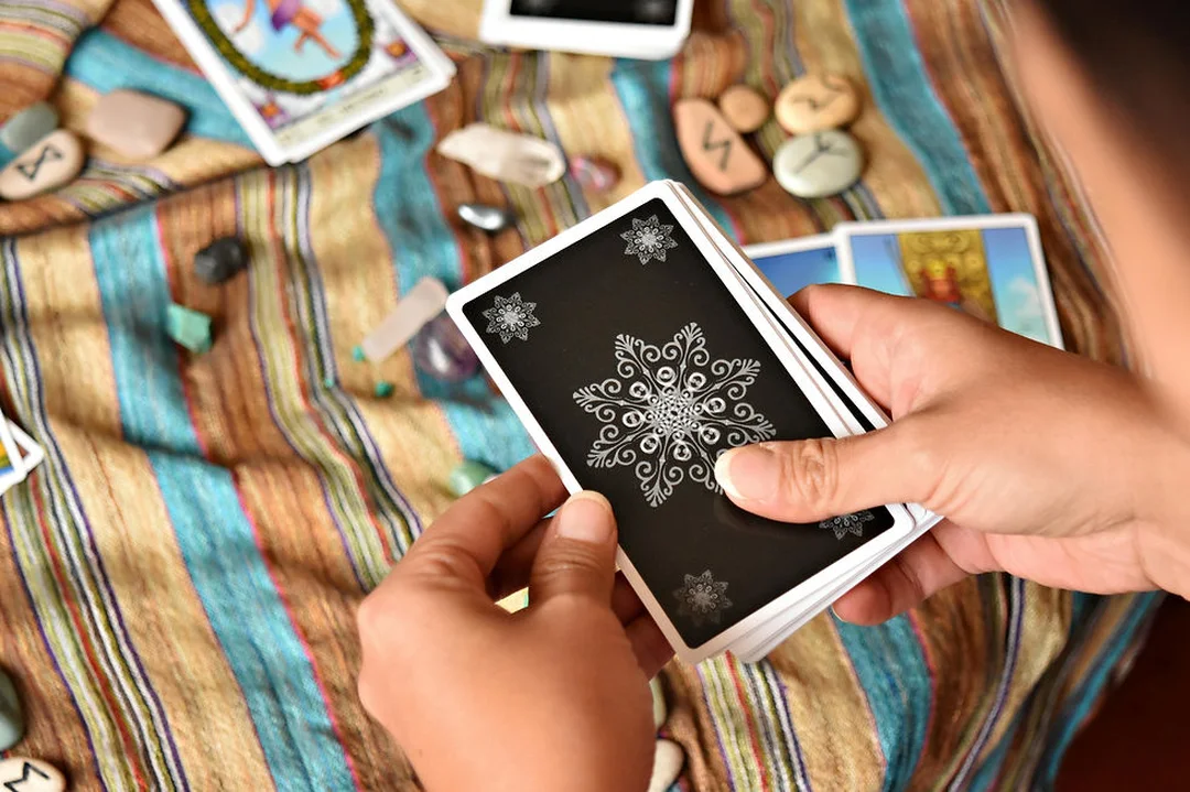 how to choose a tarot deck qua câu hỏi thường gặp của người mới