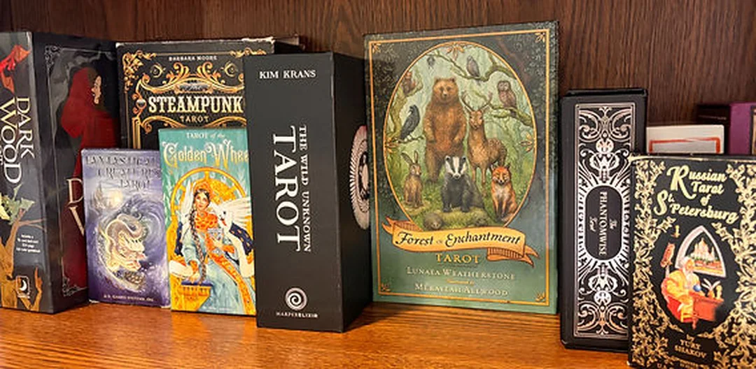 how to choose a tarot deck với nhiều bộ bài Tarot trải trên bàn