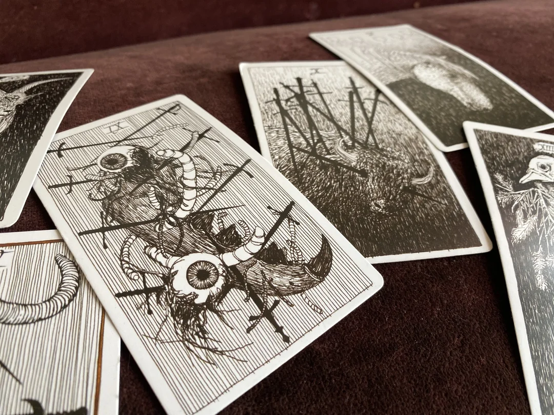 Lá bài The Wild Unknown Tarot với tông đen trắng và màu nước