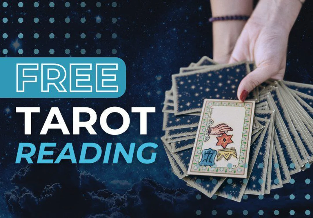minh họa free tarot reading online bằng bộ bài Tarot trên bàn