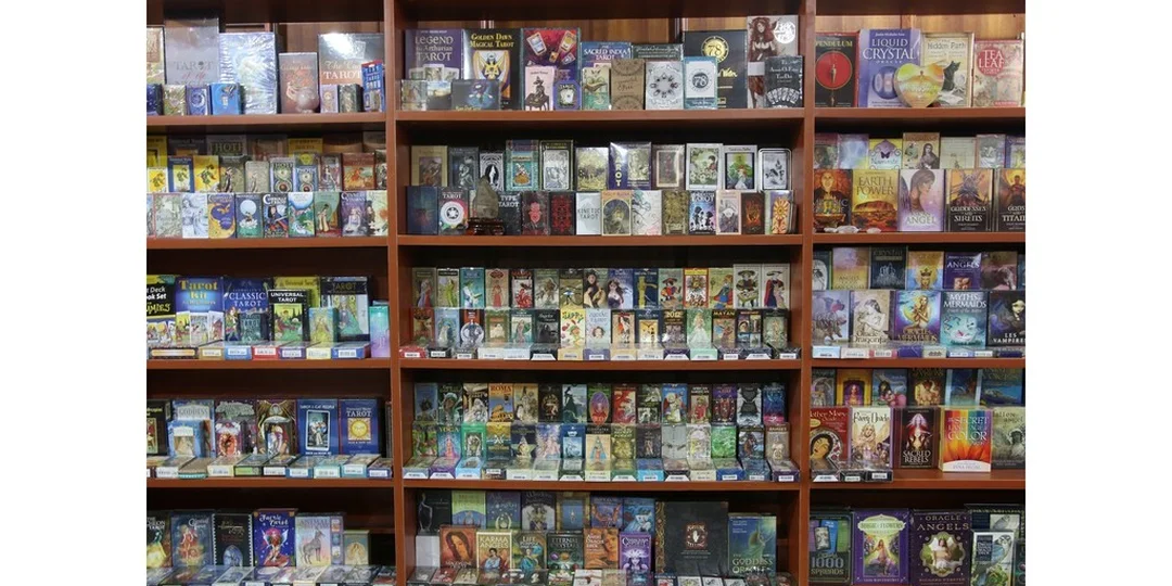 mystic house tarot shop với các bộ bài Tarot và Oracle cho người mới