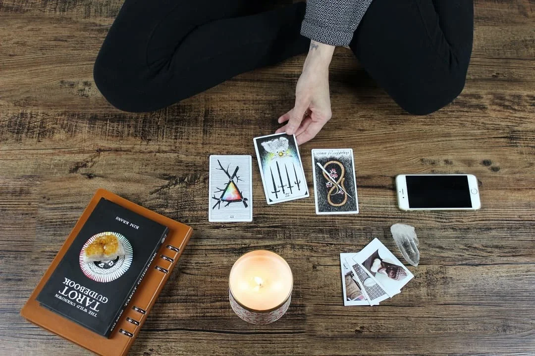 online tarot reading với bài Tarot và máy tính xách tay online tarot reading với bài Tarot và máy tính xách tay