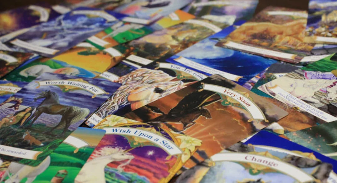 oracle card reading cho người mới với bộ bài Oracle trên bàn