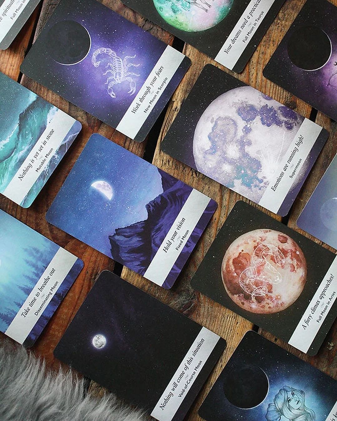 oracle card reading với những lá bài trải trên nền sáng