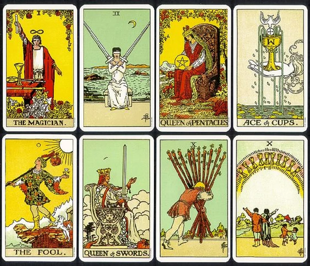rider waite tarot tông màu cổ điển so với các deck phái sinh