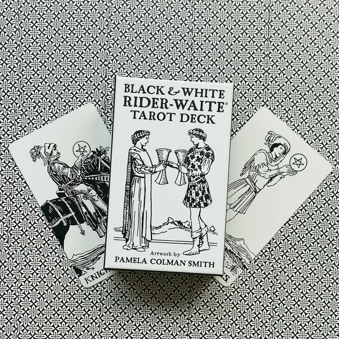 So sánh black and white tarot deck Bianco Nero và Tarot of the Abyss