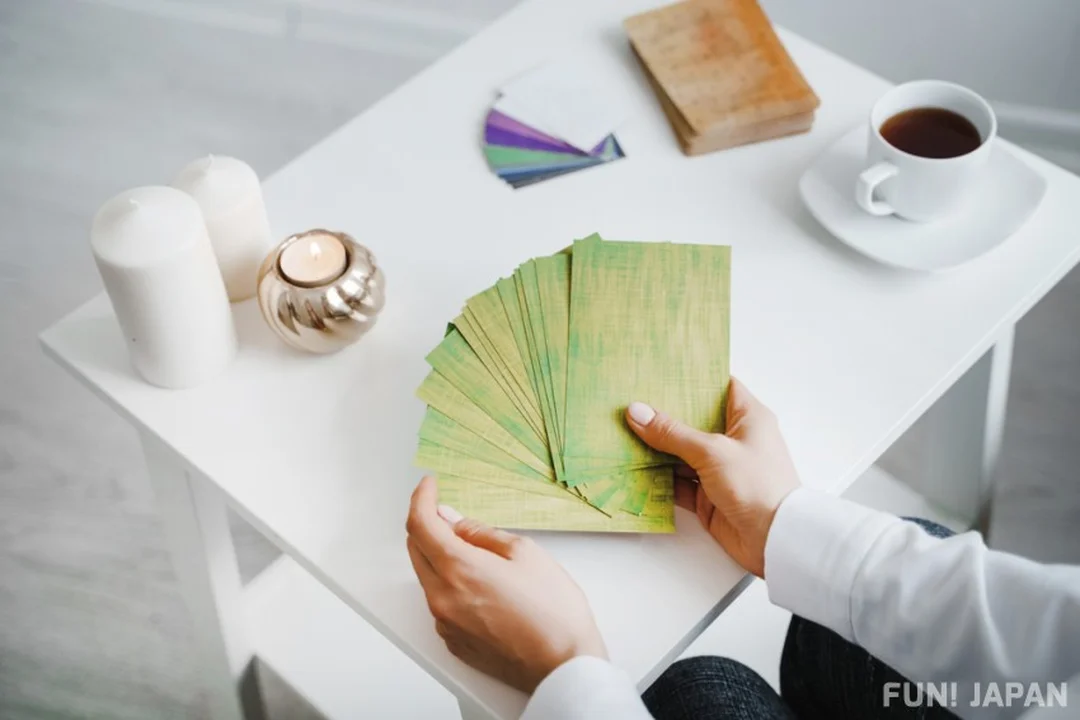 tarot công việc với bộ bài và không gian chiêm nghiệm