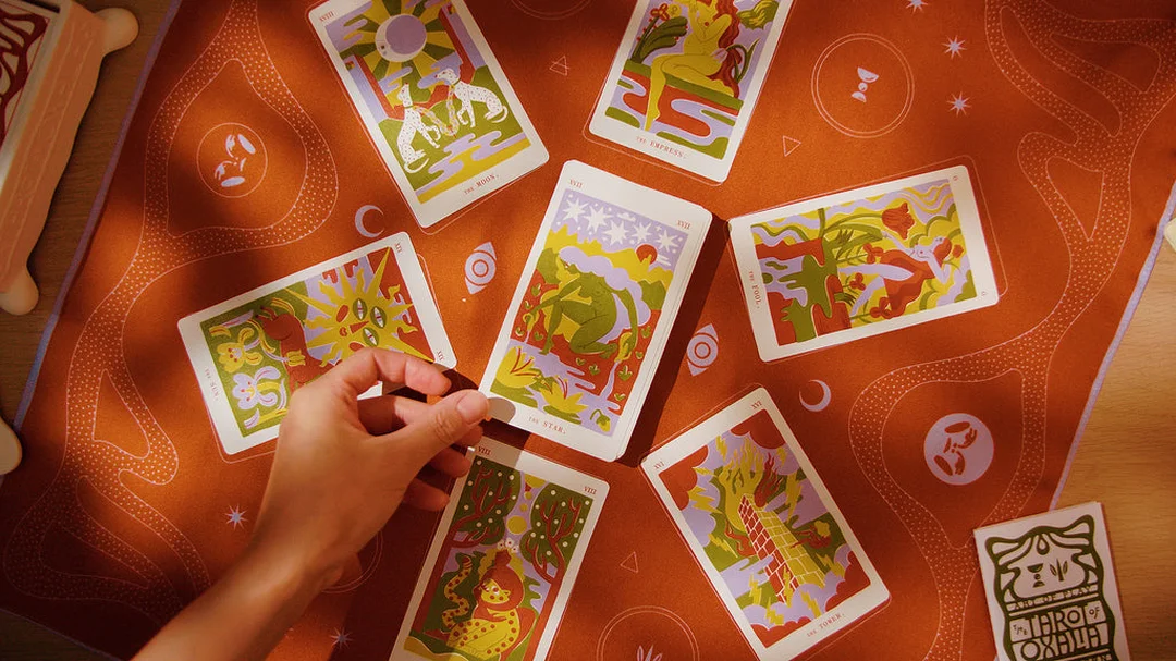 so sánh tarot reading online và trực tiếp tarot reading online và trải bài trực tiếp trên bàn