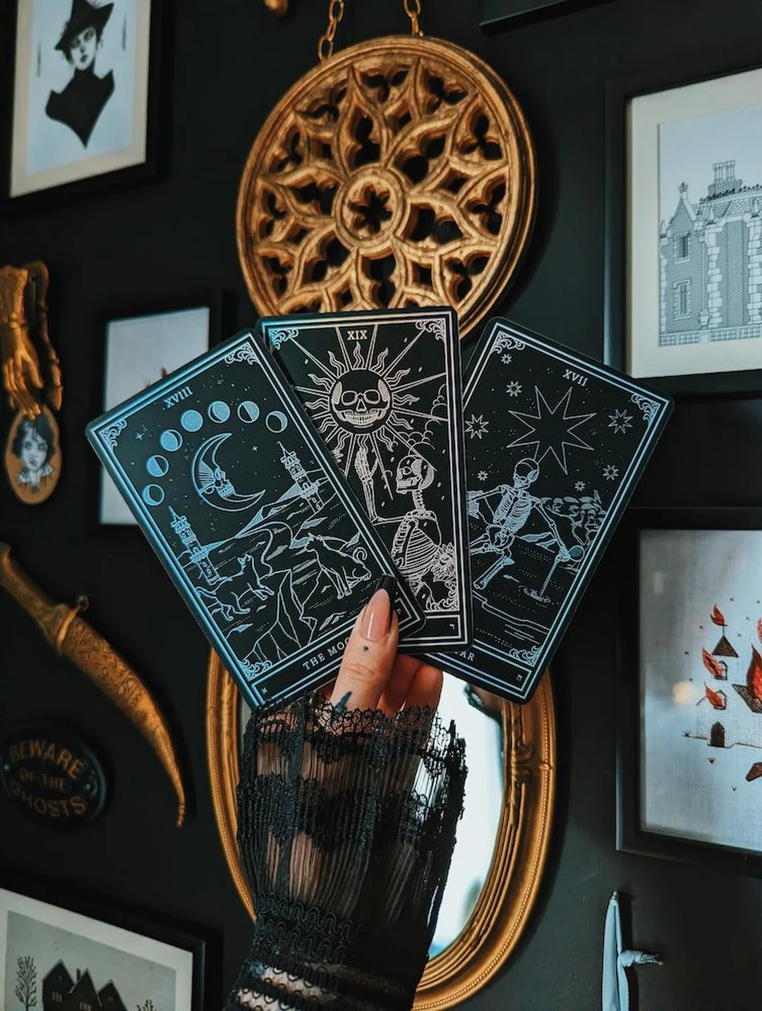 sai lầm khi tarot reading tarot reading với bộ bài màu đen phong cách huyền bí