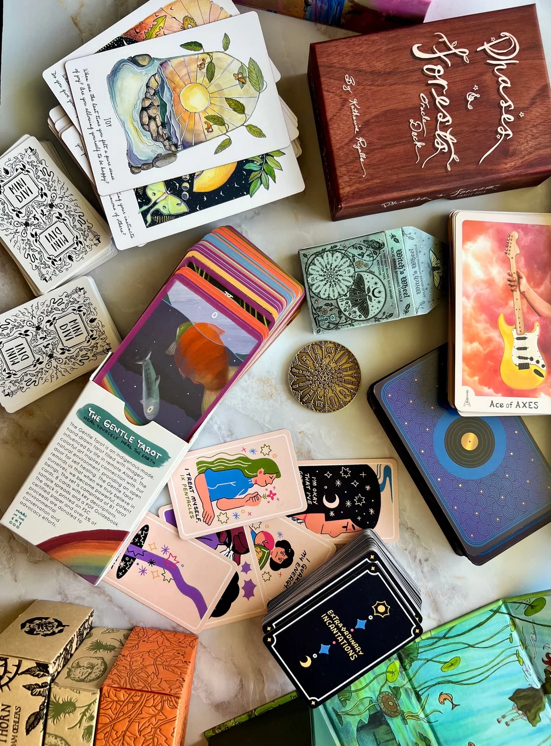 Tarot shop với bộ bài Tarot và Oracle được tuyển chọn tarot shop trưng bày nhiều bộ bài Tarot và Oracle cho người mới chọn deck