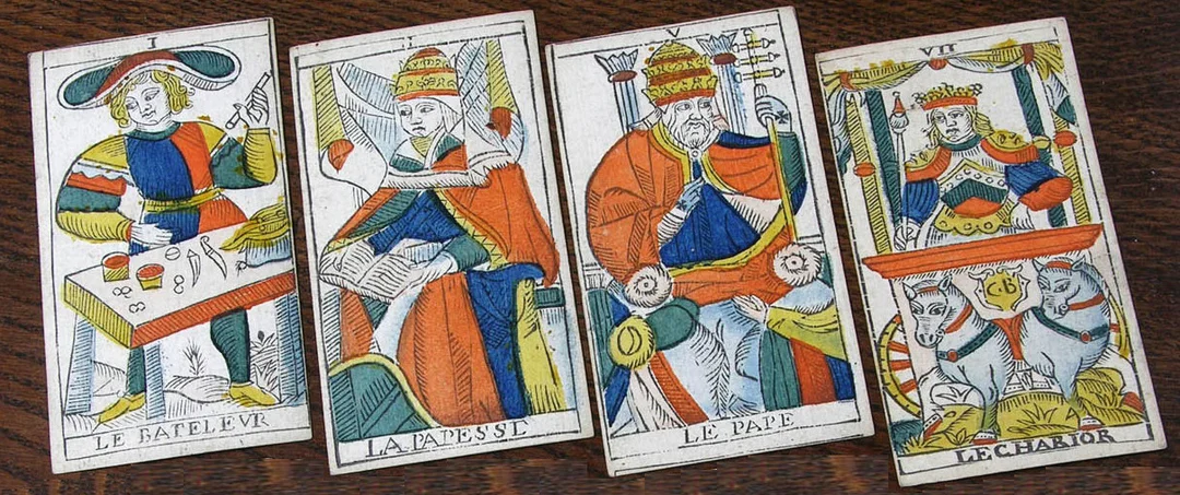 thẻ bài tarot trong buổi xem bài thực tế