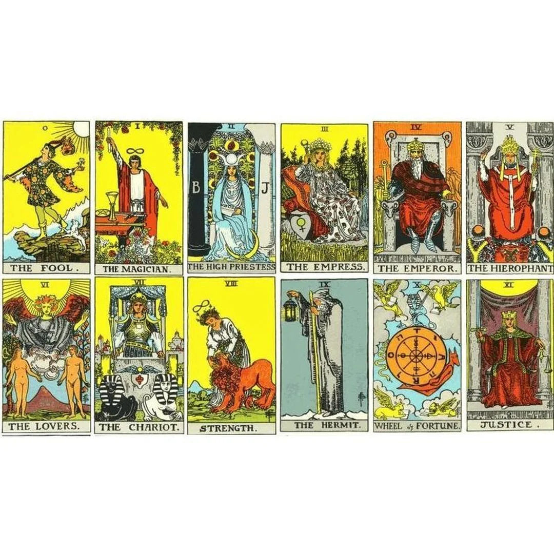 the rider tarot deck với hình The Magician trên hộp
