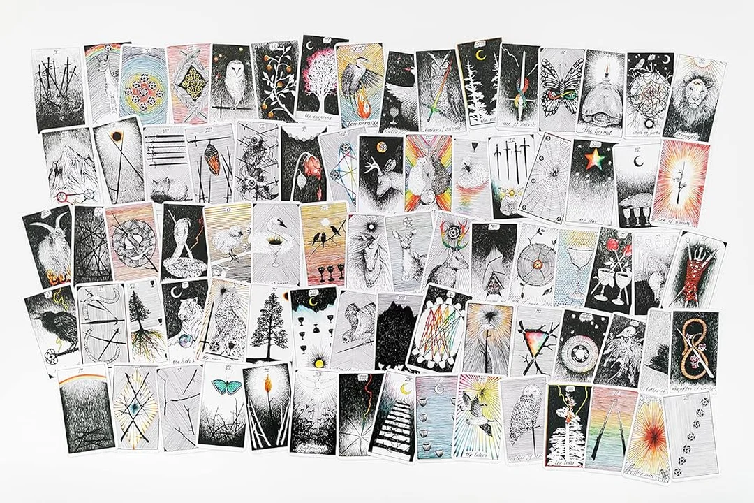the wild unknown tarot nhiều lá bài trải trên bàn