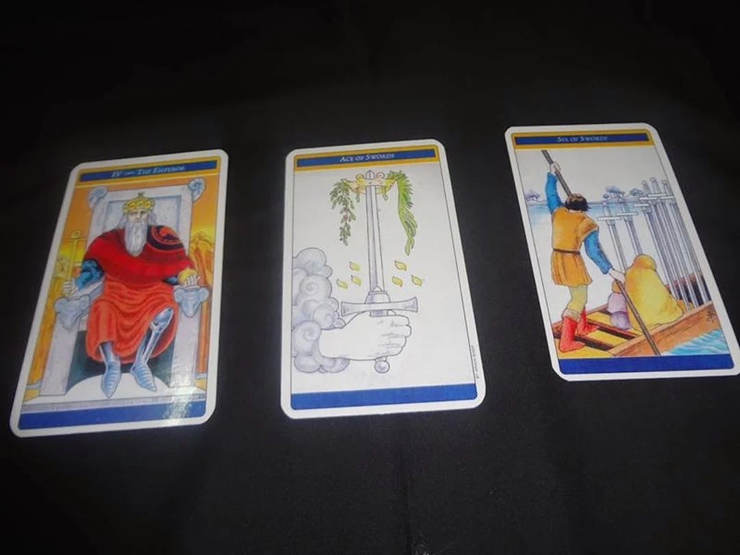 trải bài tarot với bộ bài và phụ kiện thực hành
