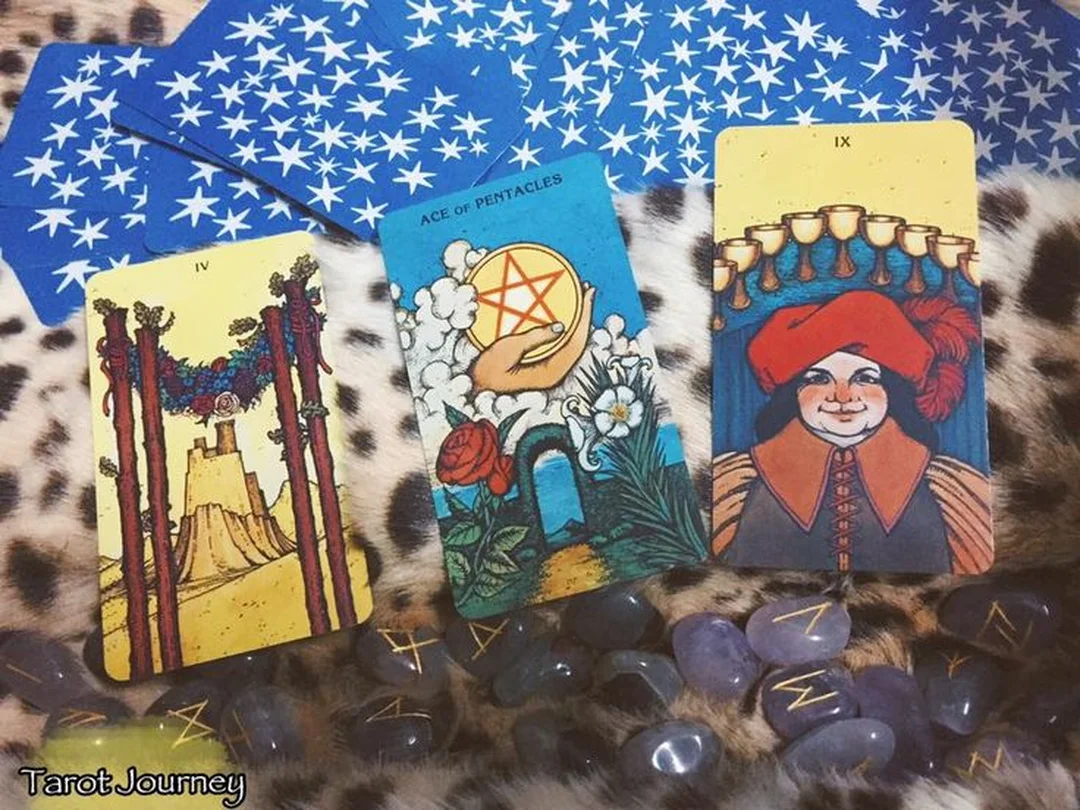 trải bài yes no với nhiều lá Tarot trên bàn