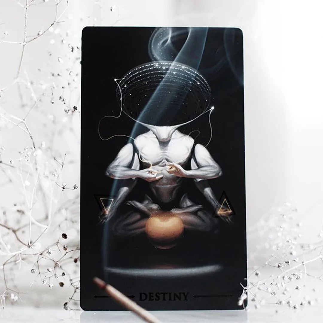 true black tarot deck trải trên nền tối với các lá bài minh họa